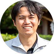 ヘルメットをかぶった男性