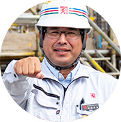 ヘルメットをかぶった男性