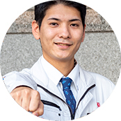 ヘルメットをかぶった男性